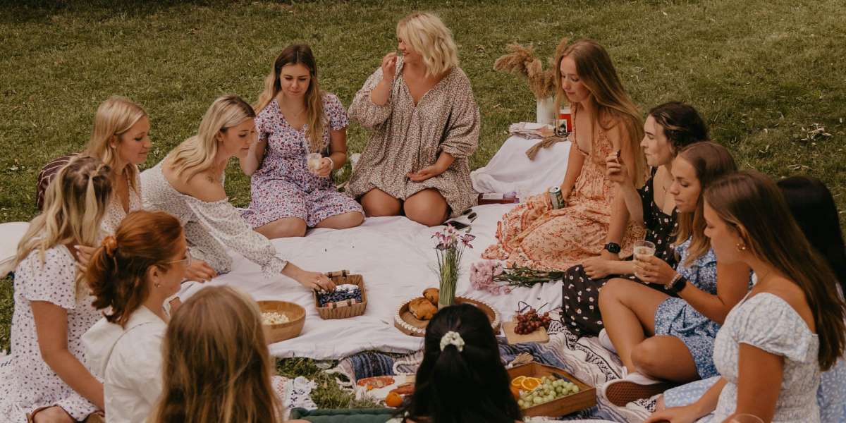 Hen Glamping picnic at Wayfaring Farm Jevington